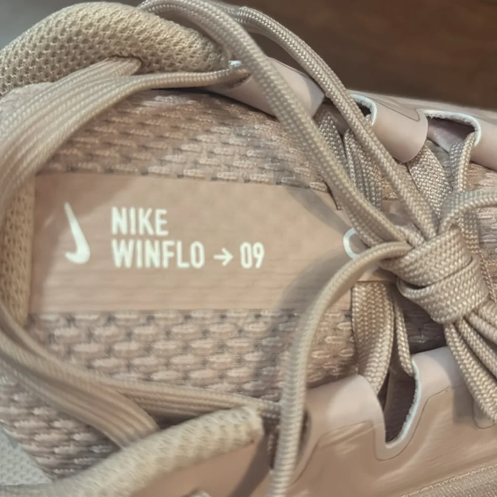 Nike Women's Air Winflo9 brand new in box size 9.5